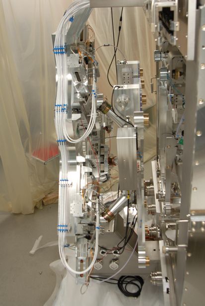 Parallel kinematics from PI miCos integrated in a fully automated production process