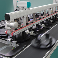 Customized application with a transfer system combined with a vacuum conveyor by Montech
