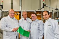 Federal Environment Minister Altmaier with solar film during tour through Heliatek’s production. Federal Environment Minister Altmaier with solar film during tour through Heliatek’s production.