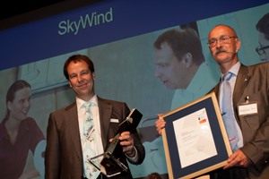 Jury member Prof. Dr. Alois Schaffarczyk (right) with SkyWind CEO Frank Richert (left). Copyright: H Jury member Prof. Dr. Alois Schaffarczyk (right) with SkyWind CEO Frank Richert (left). Copyright: H