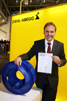 Development boss Dr. Walter Angelis with the gold medal awarded Cpro.