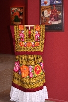 Tehuana Kleid with Frida Kahlo painting
