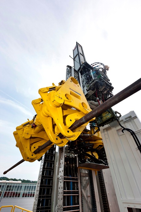The fully automated pipe handler improves occupational safety in this part of the drilling rig.