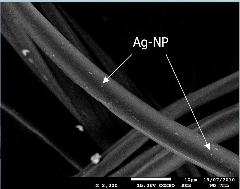 SEM-Image: Laundry resistant silver nanoparticles in a polymer cleaning cloth. (@ TU Dortmund)
