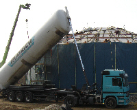 Preparatory work for the blowing-in of the insulation of the thermal energy storage silo in Munich. Preparatory work for the blowing-in of the insulation of the thermal energy storage silo in Munich.