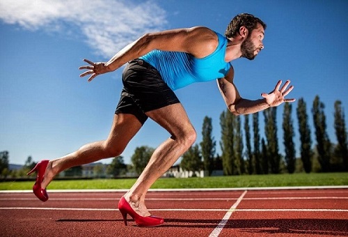 Men in Heels Sprint (c) Shoe-Outlet Metzingen