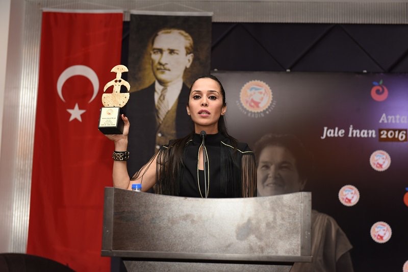 Sibel Önder with the Prof. Dr. Jale Inan Award by Antalya Women Museum