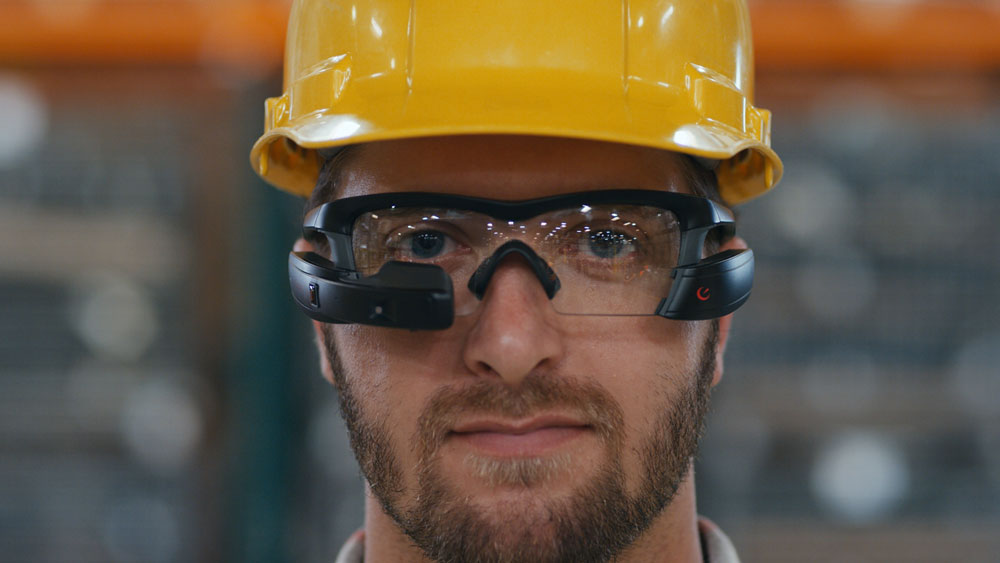 Intel Worker with Recon Jet Pro Smart Glass and Pick-by-Vision Solution xPick