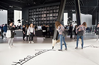 Visitors as part of the spatial production: The line drawn only makes sense in the reflection.