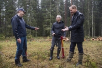 Iggesund Paperboard’s Johan Granås and Christian Wisén explaining quality requirements to Apple CEO 