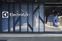 Dark blue, light-coloured wood and concrete optics point to the Swedish lifestyle of Electrolux. Dark blue, light-coloured wood and concrete optics point to the Swedish lifestyle of Electrolux.