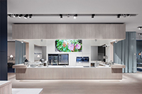 Special feature: the large, central show cooking area of Electrolux's fair design, EuroCucina 2018. Special feature: the large, central show cooking area of Electrolux's fair design, EuroCucina 2018.