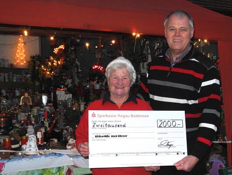 Gerhard R. Daiger hands over cheque to Anni Wieser Gerhard R. Daiger hands over cheque to Anni Wieser