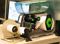 The external rewinder accepts label rolls with 200 mm maximum outside diameter. The external rewinder accepts label rolls with 200 mm maximum outside diameter.