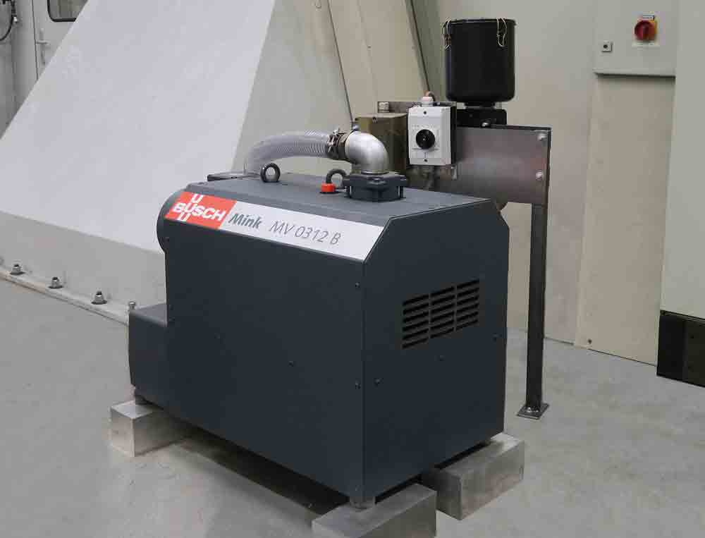 Mink claw vacuum pump for generating retaining vacuum on one of the three CNC portal milling machine