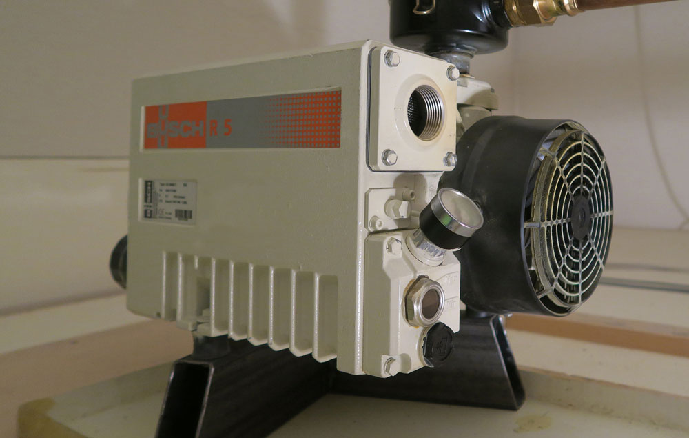 R 5 rotary vane vacuum pump to evacuate the mould and infuse the resin Photo: Busch Dienste GmbH R 5 rotary vane vacuum pump to evacuate the mould and infuse the resin Photo: Busch Dienste GmbH