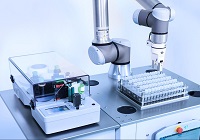Tube labeling, supported by a robotic arm