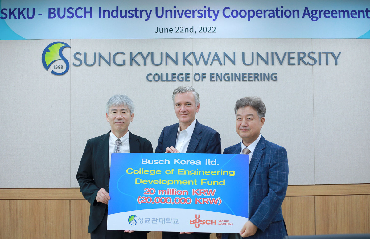 Handover of the donation (from left to right): Nae-eung Lee, Sami Busch, Yun-jin Choi 