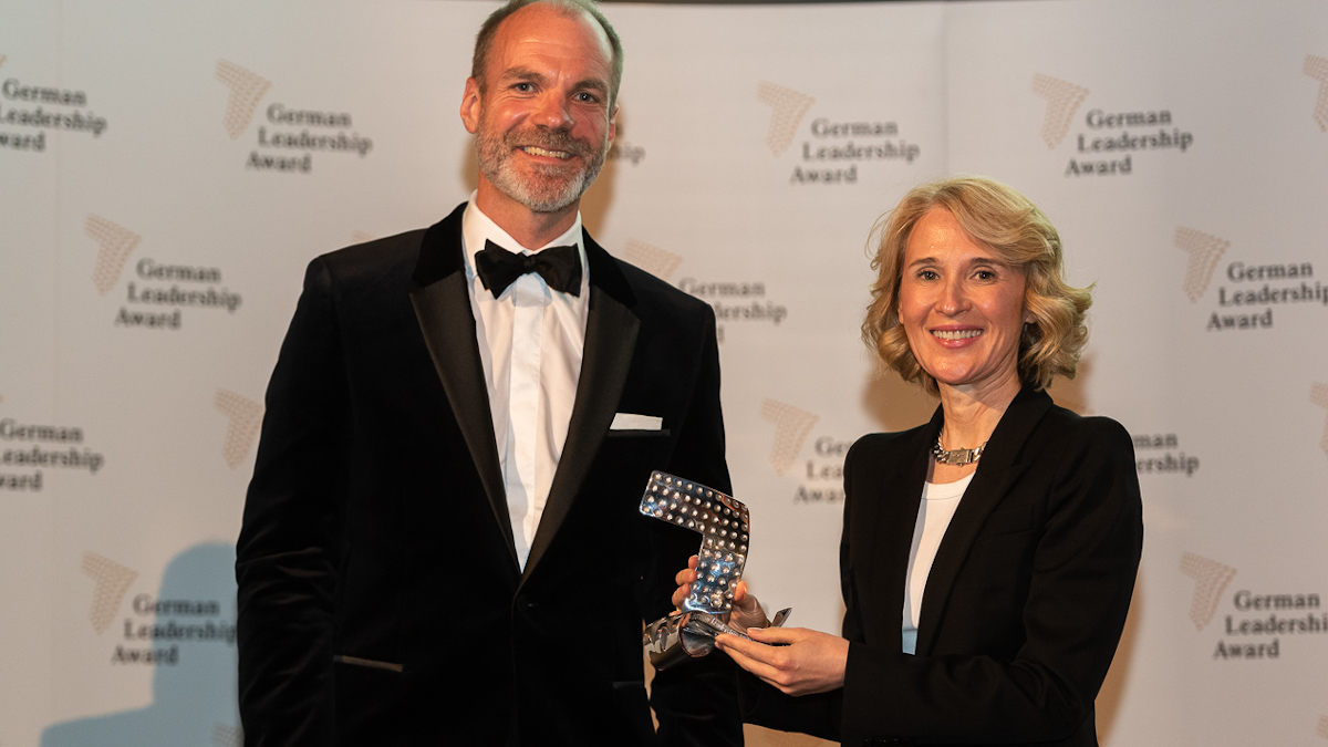 Lars Wagner, COO at MTU Aero Engines AG, presents Ayla Busch with the award. Source: Andreas Schwarz Lars Wagner, COO at MTU Aero Engines AG, presents Ayla Busch with the award. Source: Andreas Schwarz