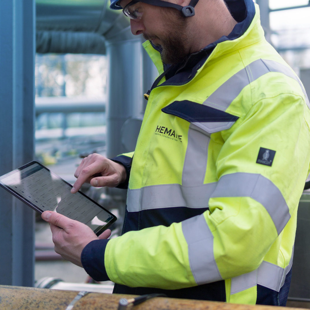 HEMATITE operator with DRIVE NDT on a tablet HEMATITE operator with DRIVE NDT on a tablet