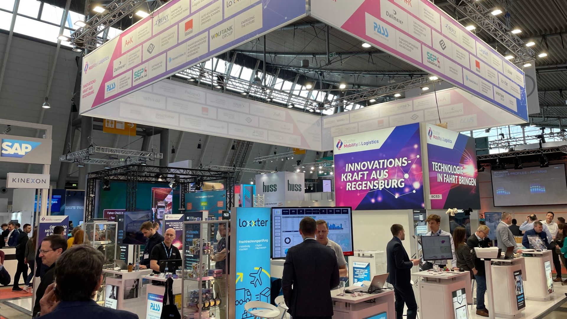 Joint stand of the Cluster Mobility & Logistics at LogiMAT 2024; Photo: TechBase Regensburg GmbH Joint stand of the Cluster Mobility & Logistics at LogiMAT 2024; Photo: TechBase Regensburg GmbH
