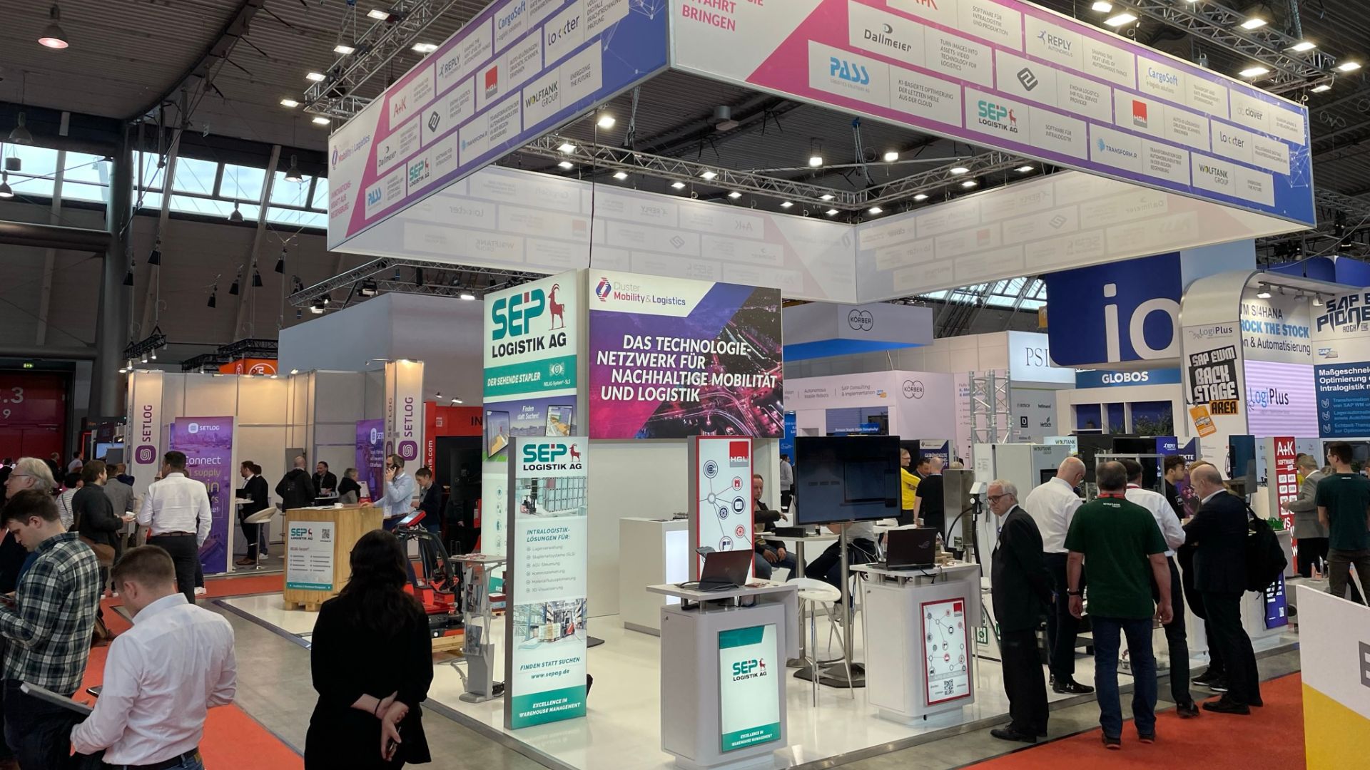 Joint stand of the Cluster Mobility & Logistics at LogiMAT 2024; Photo: TechBase Regensburg GmbH Joint stand of the Cluster Mobility & Logistics at LogiMAT 2024; Photo: TechBase Regensburg GmbH