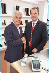 Giovanni Li Pomi, Gianni Schuhmode GmbH, und Marcsu W. Mosen, Geschäftsführer der easycash Holding