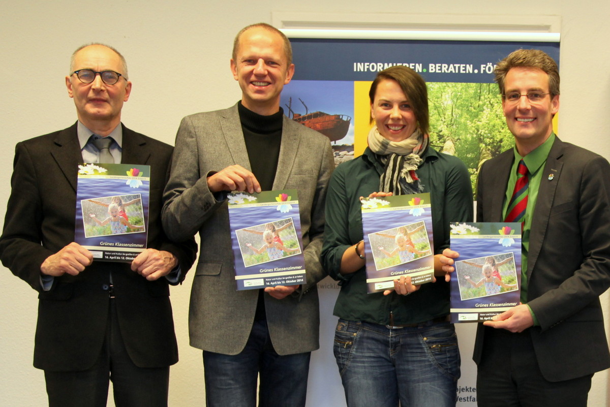 Eberhard Neugebohrn (v.l.), Gerald Knauf (Stiftung Umwelt und Entwicklung NRW), Julia Kätzel, Christ
