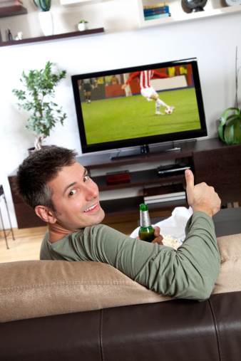 Immer mehr Deutsche erleben die Bundesliga bequem zu Hause. Immer mehr Deutsche erleben die Bundesliga bequem zu Hause.