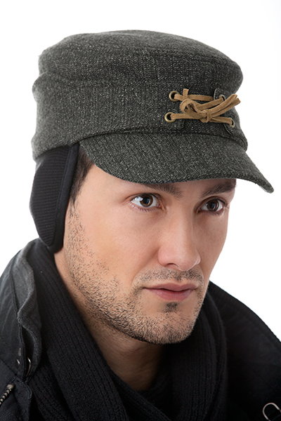 Caps und Mützen mit Ohrenklappen. Caps und Mützen mit Ohrenklappen.