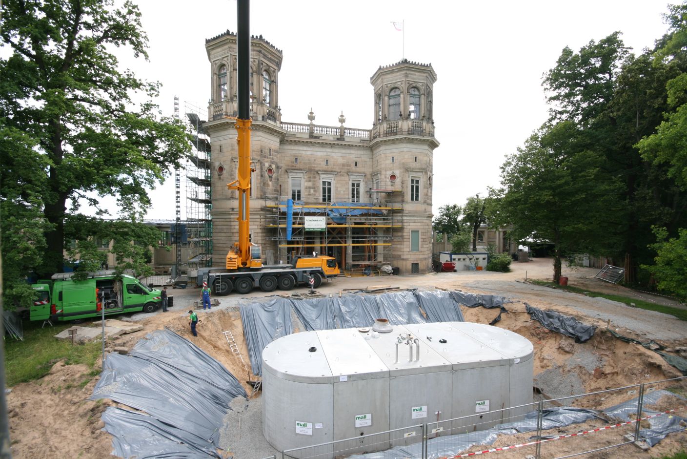 Stahlbetonbehälter von Mall: Hier als Löschwasserbehälter vor dem Lingnerschloss in Dresden. (Mall G Stahlbetonbehälter von Mall: Hier als Löschwasserbehälter vor dem Lingnerschloss in Dresden. (Mall G