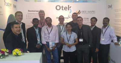 Das OTEK-Team mit Andy Kemshall, Technical Director bei SecurEnvoy (hinten, 2.v.l.) auf der Gitex 2 Das OTEK-Team mit Andy Kemshall, Technical Director bei SecurEnvoy (hinten, 2.v.l.) auf der Gitex 2