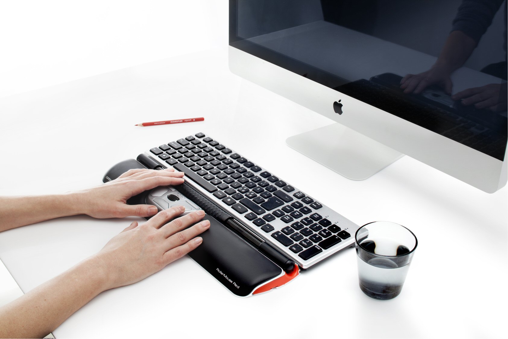 Die Rollermouse RED unterstützt bei der gesunden Arbeit am Computer Die Rollermouse RED unterstützt bei der gesunden Arbeit am Computer