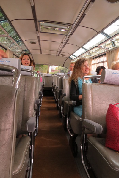 Heidrick&Struggles genossen nostalgische Stadtrundfahrt im Oldtimerbus Heidrick&Struggles genossen nostalgische Stadtrundfahrt im Oldtimerbus