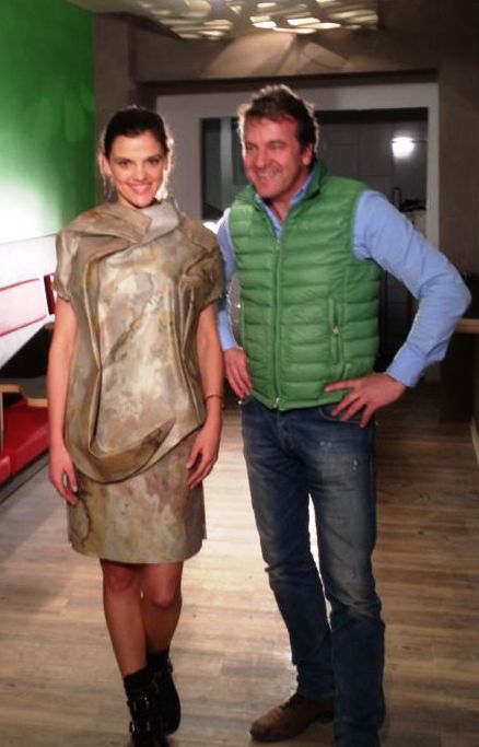 Stephan Schliebusch, Geschäftsführer der StoneslikeStones GmbH neben einem Kleid aus Dünnschiefer