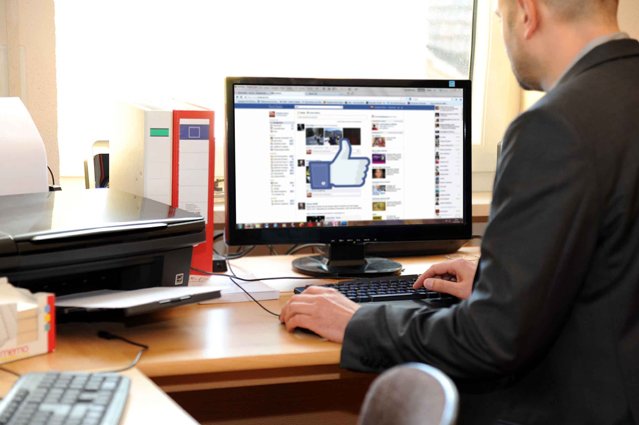 D.A.S. Rechtsschutzversicherung - Dürfen Arbeitnehmer während der Arbeit auf Facebook&Co.? D.A.S. Rechtsschutzversicherung - Dürfen Arbeitnehmer während der Arbeit auf Facebook&Co.?