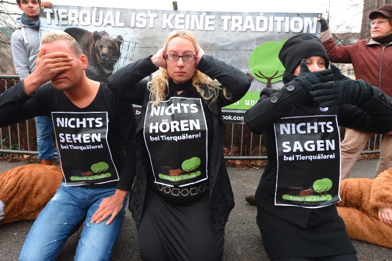 Berliner Bärenbündnis demonstrierte anlässlich des Bärengeburtstages vor Bärenzwinger