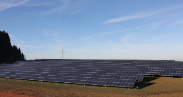 Energie aus Eigenproduktion: In Vatersdorf wurde aus einer ehemaligen Lehmgrube ein moderner Solarpa