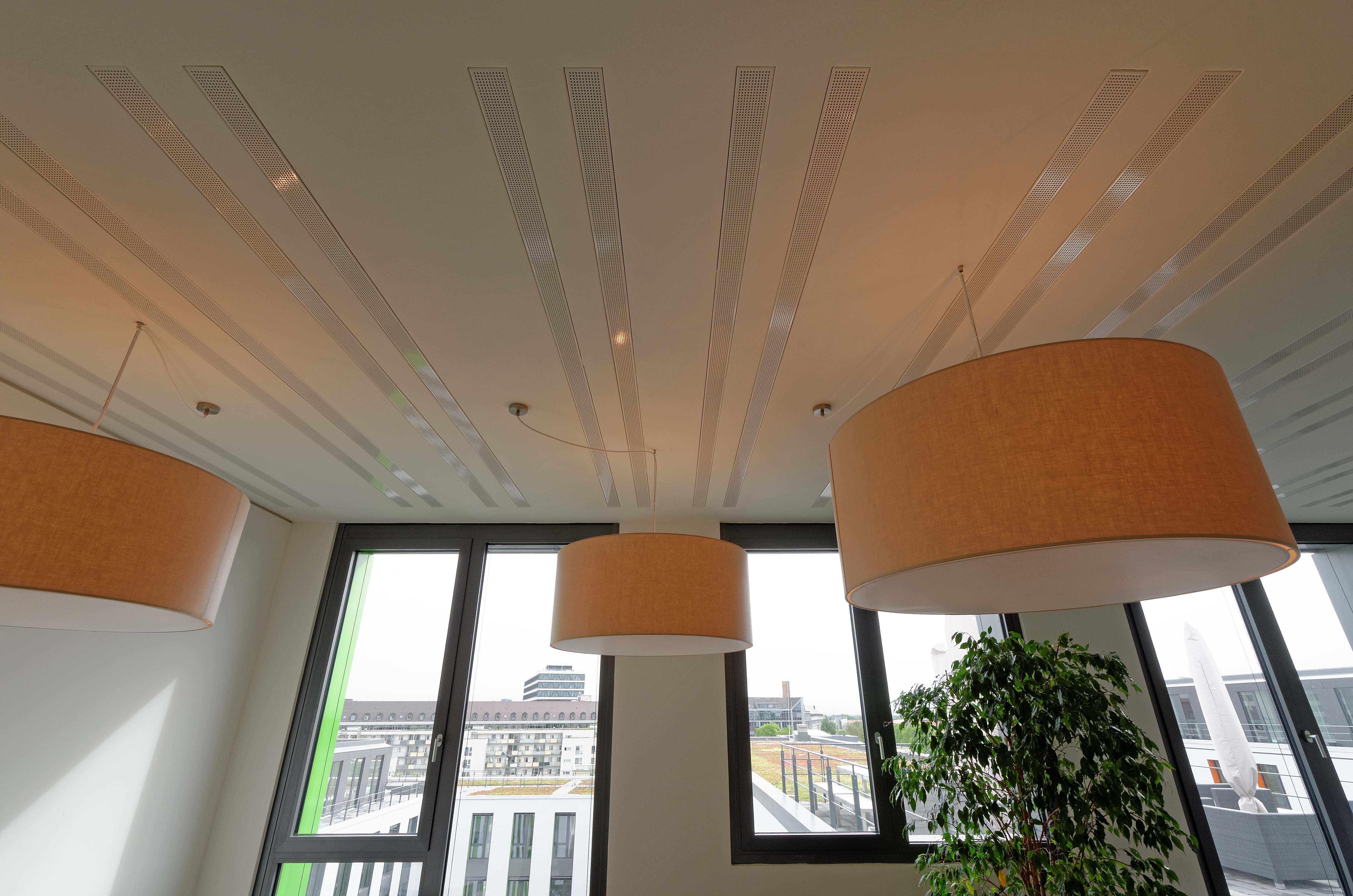 Thermoaktive Decke mit integrierten Akustikabsorbern/Foto:Innogration GmbH Thermoaktive Decke mit integrierten Akustikabsorbern/Foto:Innogration GmbH