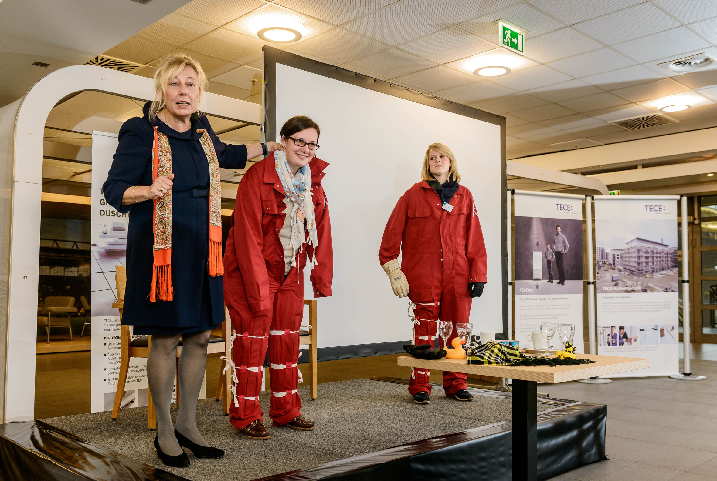 Die Handicap Overalls simulieren auf spielerische Weise das Thema Barrierefreiheit.