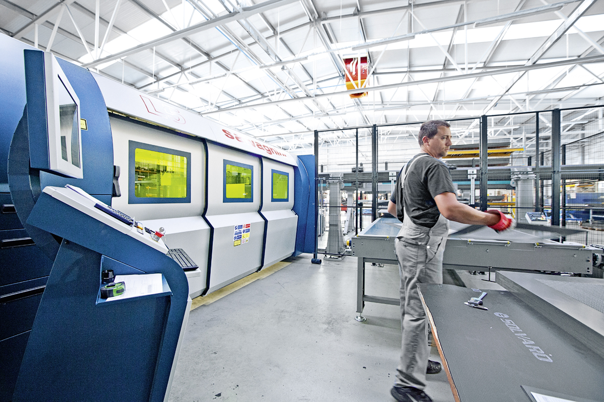 Solvaro bearbeitet Serverschranktüren mit der neuen Laseranlage in 67 statt 120 Sekunden. Solvaro bearbeitet Serverschranktüren mit der neuen Laseranlage in 67 statt 120 Sekunden.