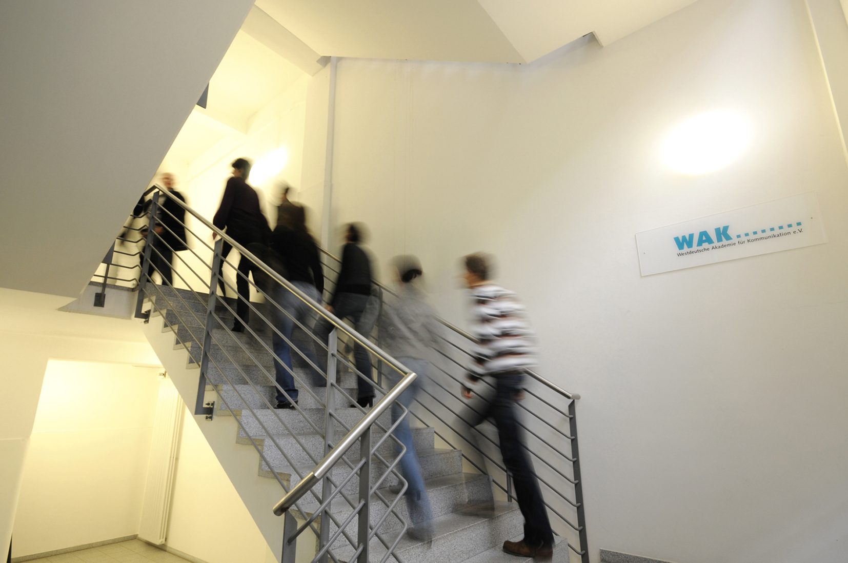 WAK Studenten im Treppenhaus WAK Studenten im Treppenhaus