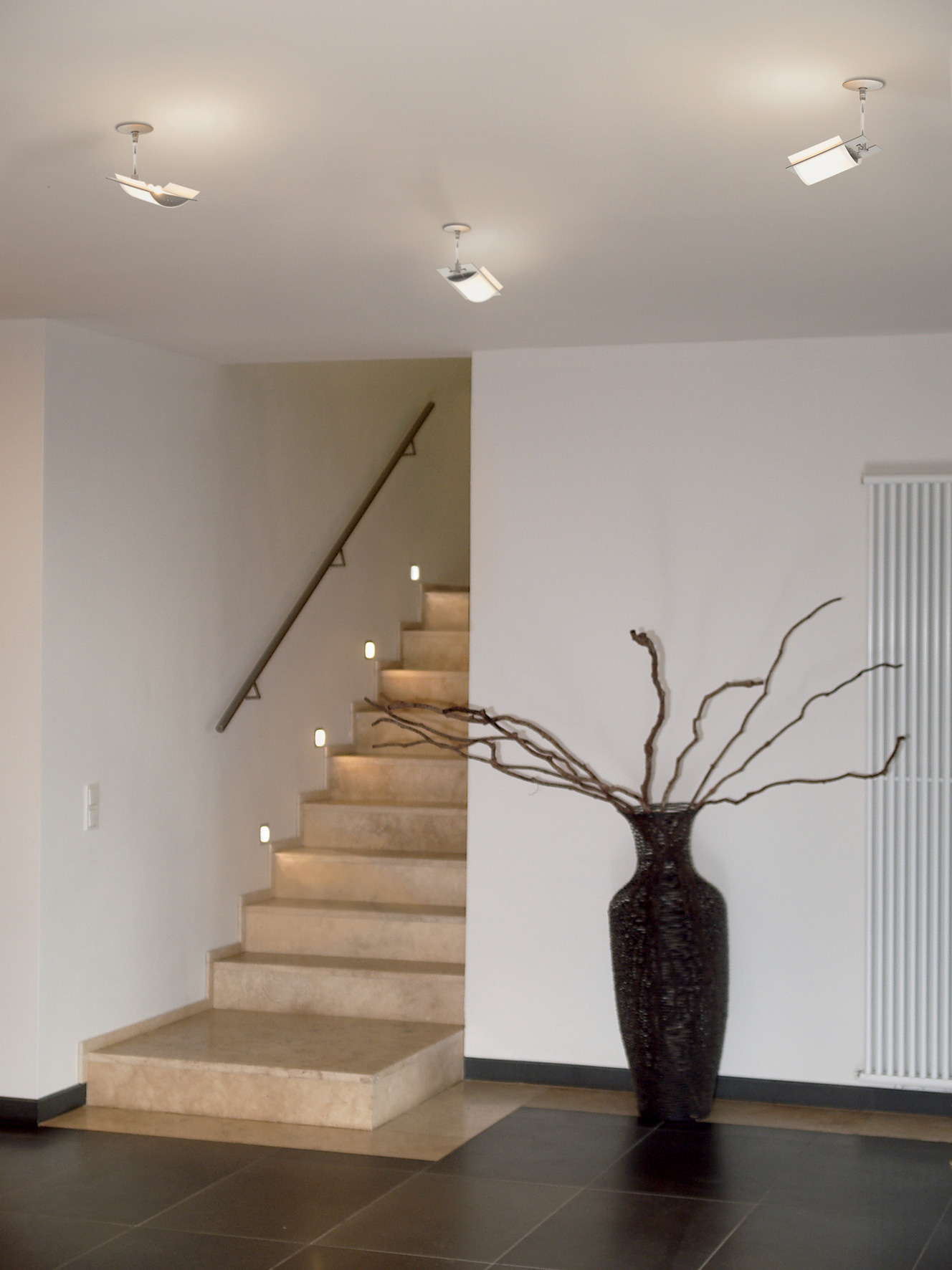 Im Treppenhaus ist gute Beleuchtung unverzichtbar und schützt vor Unfällen. (Foto: licht.de) Im Treppenhaus ist gute Beleuchtung unverzichtbar und schützt vor Unfällen. (Foto: licht.de)