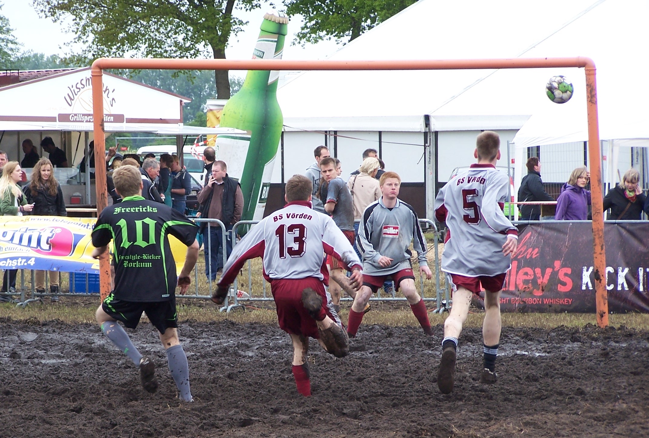Mehr Matsch im Match: Tiefer Grund für hohes Engagement beim Moorfußball.