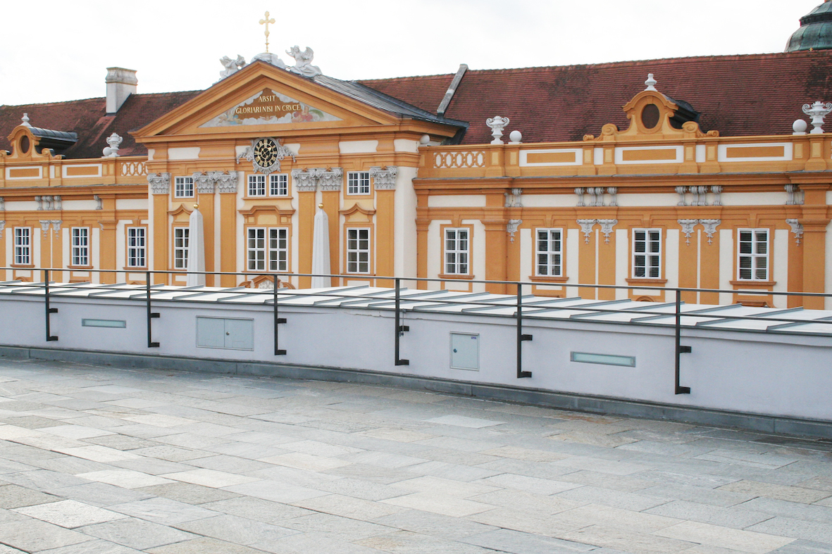 Die hochwertige Terrasse von Kloster Melk wird durch die Flächendrainage AquaDrain T+ von Gutjahr ge Die hochwertige Terrasse von Kloster Melk wird durch die Flächendrainage AquaDrain T+ von Gutjahr ge