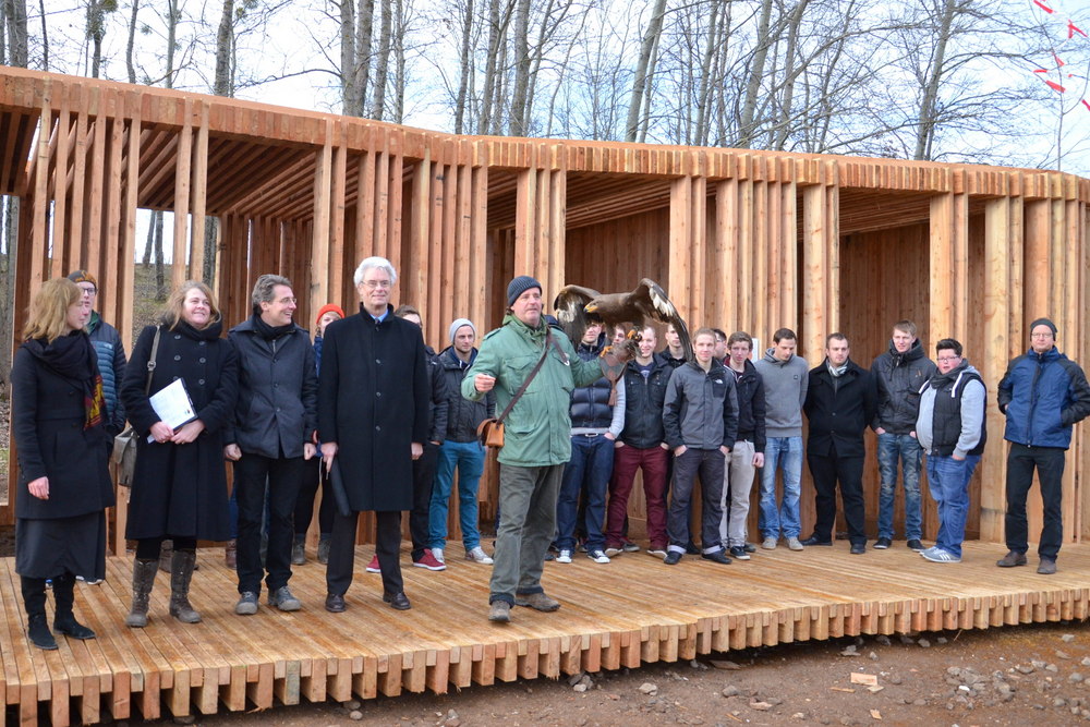 Die Fertigstellung des Holzbaus der Greifvogelstation feierten alle Beteiligten mit einer Flugschau 