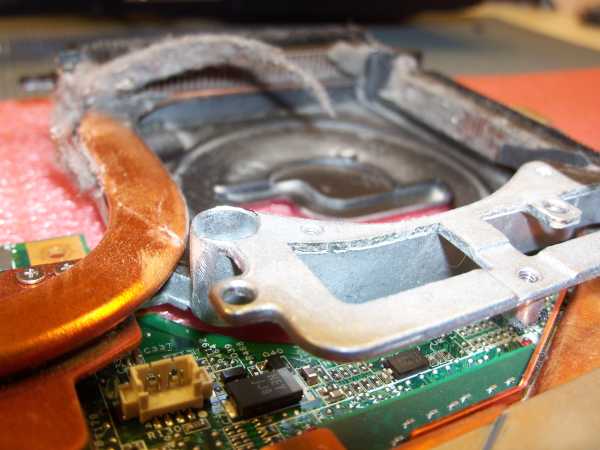 Stark verschmutzer Laptop-Kühler erfordert dringende Reinigung Stark verschmutzer Laptop-Kühler erfordert dringende Reinigung