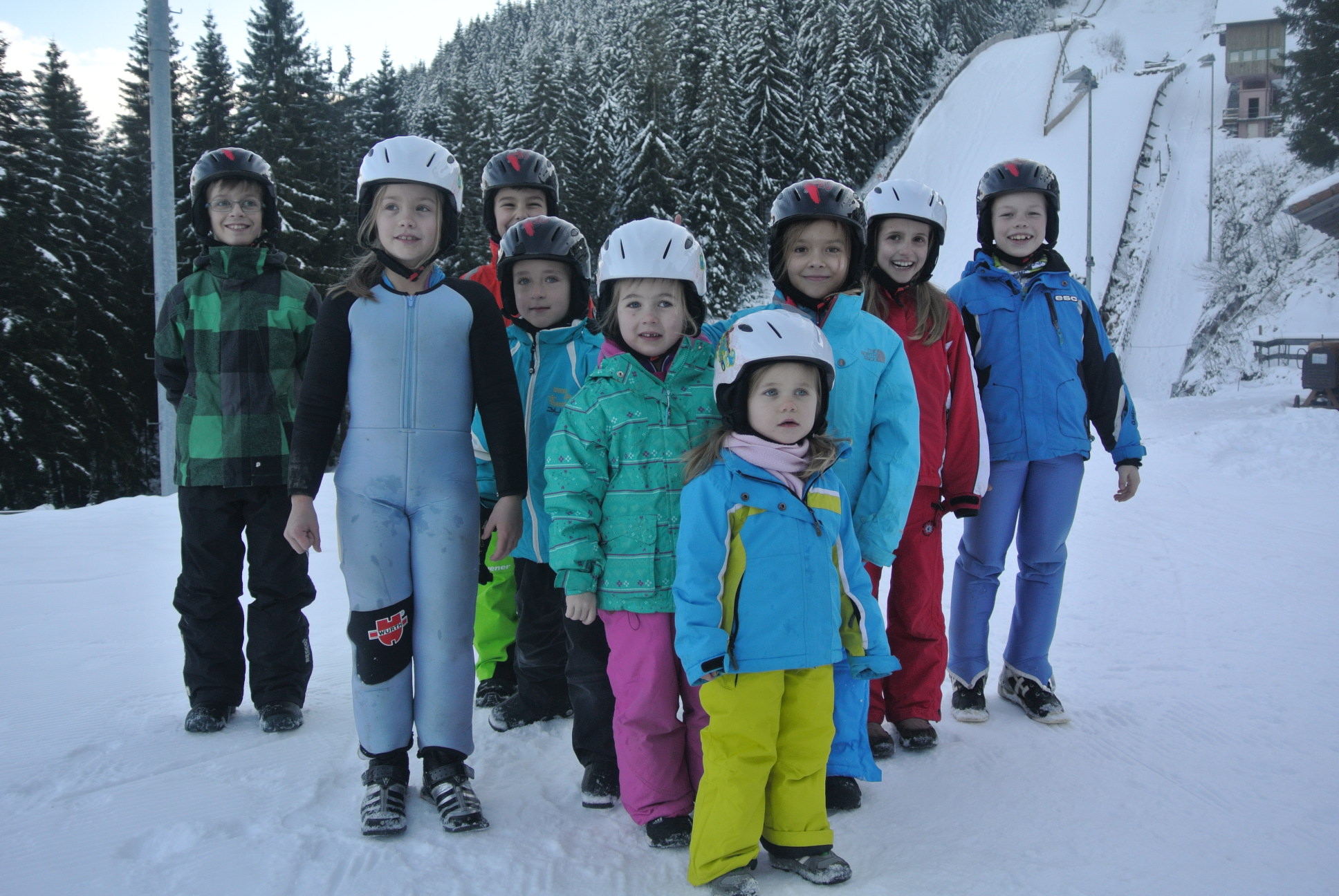 Unterstützung für den Ski-Nachwuchs: INTERSPORT spendet 300 Helme Unterstützung für den Ski-Nachwuchs: INTERSPORT spendet 300 Helme