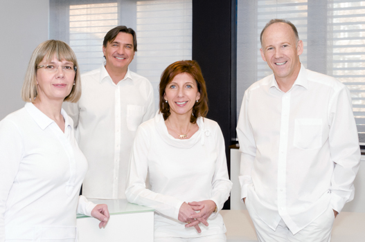 Ärzte-Team: Dipl. med. Annett Apel, Dr. med. Axel Krieter, Dr. med. Carla Maceiczyk, Dr. med. Richa Ärzte-Team: Dipl. med. Annett Apel, Dr. med. Axel Krieter, Dr. med. Carla Maceiczyk, Dr. med. Richa