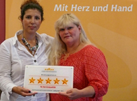 Stolz auf die 5-Sterne Urkunde: Gülsen Sariergin und Susann Kuhlmann Foto: Just Stolz auf die 5-Sterne Urkunde: Gülsen Sariergin und Susann Kuhlmann Foto: Just
